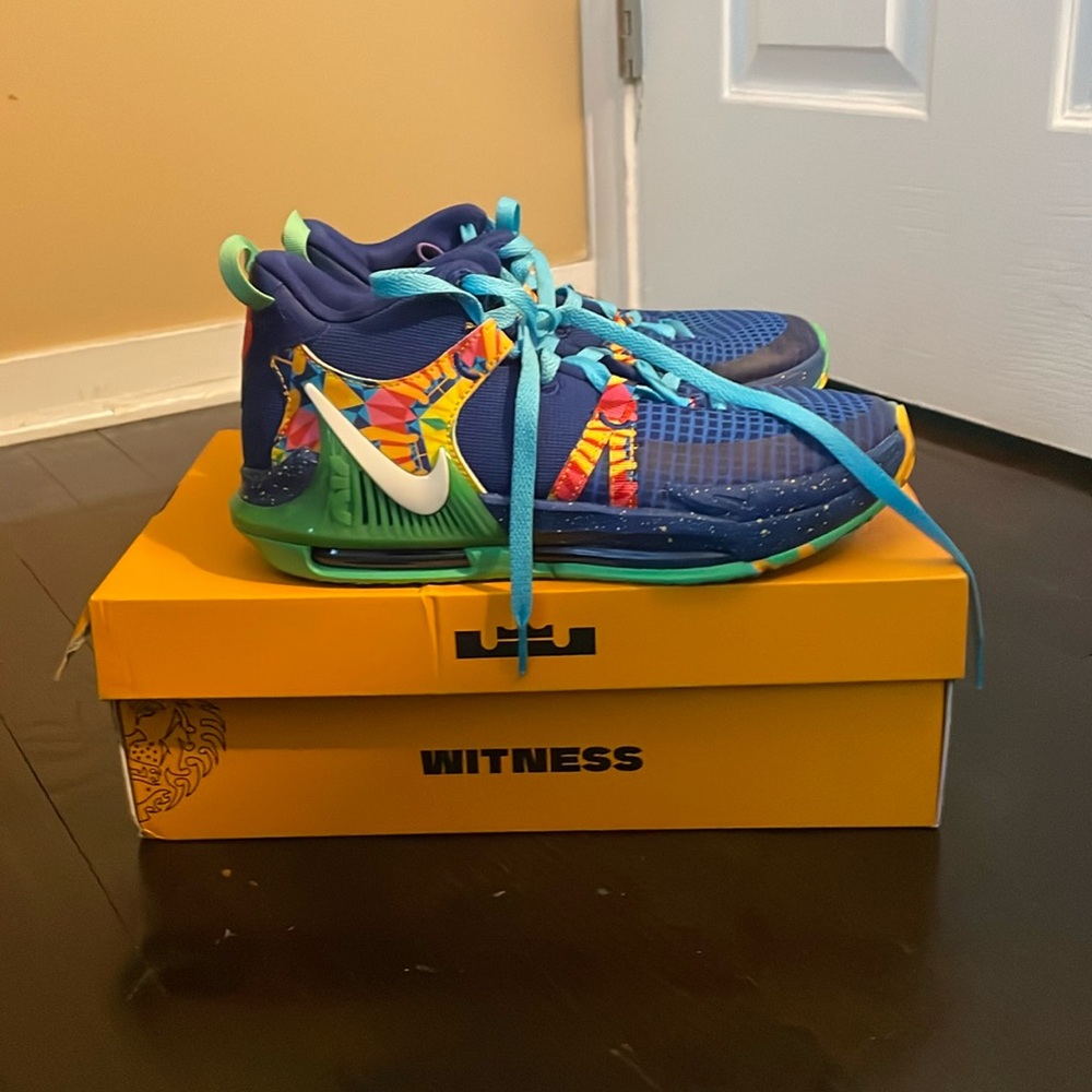 Selling Lebron witness vii (gs) size 7 they are a nice comfy fit.
